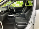 助手席から運転席まで見渡しやすく、前席まわりはすっきりとまとまっています。座面にはゆとりがあり、足元にも空間を確保。日々の移動を落ち着いて過ごせます。