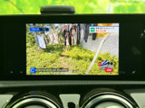 テレビ映像を画面で楽しめる装備です。停車中の休憩時間などにニュースや番組を視聴でき、車内で過ごすひとときにも活用いただけます。画面表示も見やすく、操作しやすい印象です。
