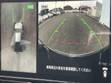 後方の映像に加えて車両周辺の様子も確認でき、ガイド表示が駐車位置を把握する目安になります。車庫入れや駐車スペースへの出し入れなど、後方を確認したい場面で便利です。