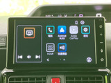 画面にはテレビや電話、スマートフォン連携などのアイコンが表示され、目的の項目を確認しやすい構成です。音声や交通情報も選べるため、日々の移動を便利にサポートします。