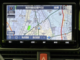 地図を画面いっぱいに表示し、周辺の道路や目印を確認しながら目的地へ向かえます。画面下部には操作項目がまとまっており、行き先の設定や表示切り替えも使いやすい構成です。