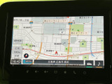 現在地周辺の道路や施設名が地図上に表示され、目的地までのルート確認に役立ちます。縮尺表示やメニューも画面内にまとまり、案内を確認しながら使いやすいナビです。