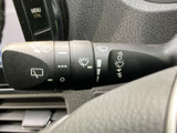レバー上に各操作を示す表示があり、運転席から確認しやすい仕様です。雨天時など視界の確保が必要な場面でも、手元で操作できる便利な装備として活躍します。