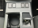 手の届きやすい位置にスイッチや収納スペースがまとまり、車内で使う小物の置き場所にも便利です。飲み物を置けるスペースも備わり、通勤や買い物など日常の移動を快適にサポートします。