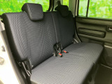 後席には左右の座席とヘッドレストが備わり、落ち着いた色合いのシートが広がります。窓から外の様子も見渡せるため、後席に乗る方にも過ごしやすさを感じていただけます。