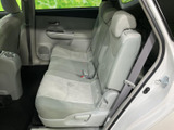 後席は座面と背もたれにゆとりがあり、明るい色合いが車内を開放的に見せます。足元のスペースも確保され、家族でのお出かけや複数人での移動に便利です。