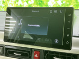 画面にはBluetoothのメニューが表示され、音楽関連の項目や再生操作も見やすく配置されています。