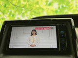 画面でテレビ映像を視聴できる装備です。停車中の休憩時間に番組を楽しめるため、車内で過ごすひとときの過ごし方が広がり、日常のお出かけにも役立ちます。