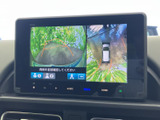 後方の映像に加え、車両周囲を上から確認する表示も備わり、駐車時の位置関係を把握しやすくなっています。画面内のガイドも目安にでき、狭い場所での車庫入れをサポートします。