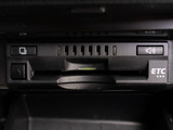 コンソール内一体型のビルトインETC装備!見た目の部分も良いですが、ETCカードの盗難防止になる設置箇所です!料金所の渋滞回避!時間帯・日によって料金の軽減を受けられます!ストレス知らずのドライブ!