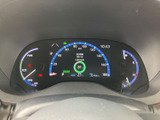 速度や燃料残量など、運転中に確認したい情報がまとまって表示されます。中央の表示部には走行に関する情報もあり、視線を大きく移さず必要な表示を確認しやすい構成です。