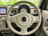 手元にまとまったステアリングで、運転席からメーターやナビ画面を確認しやすい配置です。落ち着いた色合いが室内になじみ、毎日の運転を自然に支えます。