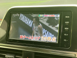 テレビ映像を表示できる画面を備えており、停車中の休憩時間などに番組を視聴できます。画面上で内容を確認できるため、目的地でひと息つく際にも車内で過ごしやすく便利です。