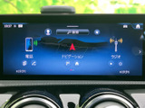 画面上に電話、ナビゲーション、ラジオなどの項目が並び、目的の機能を見つけやすい表示です。タッチ操作で選択できるため、日常の移動に合わせて活用いただけます。