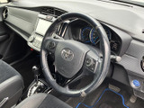 手元に複数のスイッチを備え、運転姿勢を保ちながら操作しやすい配置です。メーターやセンターディスプレイとの位置関係も分かりやすく、日々の運転を支えます。