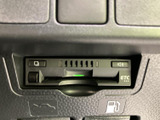 ETC車載器を備え、料金所ではETCを利用した通過に対応します。カードの挿入口や状態表示を確認しやすい構成で、高速道路や有料道路を利用する際に役立つ便利な装備です。