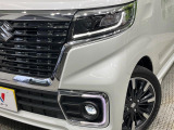 【LEDヘッドライト】悪天候や夜間走行時も良好な視界を確保し安心して運転できる高輝度LEDヘッドライトを装備!点灯速度が早く、消費電力も抑えられています。