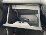 【グローブボックス】大容量のグローブボックスです!!車検証ケース他、日頃使う小物類の収納スペースもたくさんあります!