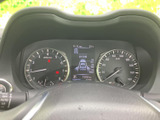 速度計などのメーターに加え、中央には車両情報を表示する画面を配置。運転席から必要な情報を確認しやすく、日々の運転をサポートする見やすい構成です。