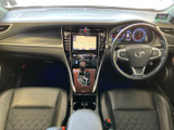 運転席まわりにはメーターや中央の画面が見やすく配置され、前席から全体を確認しやすい室内です。シートやドアまわりも落ち着いた色調でまとめられ、運転時も同乗時も快適に過ごせます。