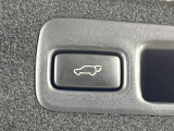 【パワーバックドア】スマートキーや運転席のボタンを押すだけでリアゲートが自動で開閉します!荷物を持っている時や、高い位置にあるバックドアを閉める際に便利な機能です♪