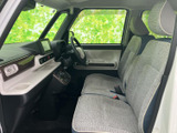 明るい色調のシートとすっきりしたダッシュボードが広がり、運転席からの見通しも良好です。座面にゆとりのある前席で、乗り降りのしやすさにも配慮された日常的に使いやすい室内です。