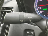 表示が見やすく、設定内容を手元で確認しやすいレバーまわり。運転席から扱いやすい位置にあり、天候の変化に合わせた操作をスムーズに行えます。