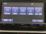 目的地や情報、電話などのメニューが画面に整理され、項目を確認しながら必要な機能を選べます。画面下にも操作ボタンが並び、日常の移動に合わせて使い分けやすい構成です。