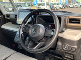 運転席まわりは視線を大きく移さずにメーターや画面を確認しやすい配置です。シートに腰掛けた際も前方の見通しがよく、落ち着いて運転に向き合える空間です。