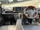 運転席まわりは、メーターや画面、各操作部が視線の届きやすい位置にまとまっています。フロントガラス越しの見通しもよく、運転席と助手席それぞれの座面が確認できる、落ち着いて過ごせる前席空間です。