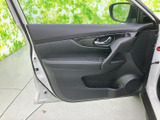 窓から外の景色を確認しやすく、運転席まわりにも自然につながる落ち着いた雰囲気です。肘掛けとドア下部の収納スペースがあり、身近な小物を置きたい日常の場面にも便利です。