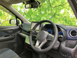 運転席まわりは前方の視界が広く、周囲を確認しやすい印象です。シートには落ち着いた色合いの生地を採用し、手の届きやすい位置にまとまった室内で、毎日の移動も快適にお過ごしいただけます。