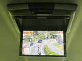 天井側に設置されたモニターで映像を楽しめるため、車内で過ごす時間の活用に便利です。画面が目に入りやすい位置にあり、同乗者の移動中の退屈を和らげます。