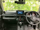 前席まわりは見晴らしがよく、運転席から前方を確認しやすいレイアウト。落ち着いた色調でまとまり、すっきりとした印象の車内です。