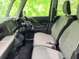 前席は座面と背もたれにゆとりを感じる形状で、運転席・助手席ともに落ち着いて座れます。窓からの見通しもよく、明るさを感じながら日々の移動を楽しめる室内です。