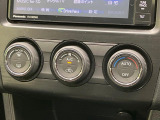 【オートエアコン】一度お好みの温度に設定すれば、車内の温度を検知し風量や温度を自動で調整。暑い&hellip;寒い&hellip;と何度もスイッチ操作をする必要はありません。快適な車内空間には必須の機能ですね♪