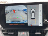 後方の映像と車両周囲の表示を画面で確認でき、駐車時の周囲確認をサポートします。目印となるガイド表示も備わり、狭い場所での駐車や切り返しの際に役立つ装備です。