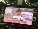 テレビ映像を表示できる画面を備え、停車中に番組を視聴したい場面で活用できます。画面内に映像と番組情報が表示されるため、休憩時間の過ごし方にも幅が広がります。