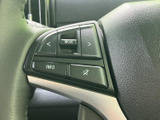 手元に各種スイッチがまとまり、視線を大きく動かさずに車内機能を扱いやすい配置です。走行中も手元で必要な操作にアクセスでき、日常の運転をサポートします。