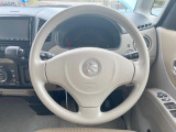 インテリアに合わせたデザインのステアリングは、運転される方のことも考え、運転しやすい形状、大きさです。是非一度、実際に触ってお確かめください。