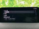 FM・AMラジオやBluetooth、USBなど、複数の音源が画面上に一覧で表示されます。使いたいソースを見分けやすく、気分やシーンに合わせて車内の音楽を選べる装備です。