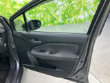 窓から外の様子を確認しやすく、運転席からの乗り降りもスムーズです。ドアポケットやアームレストが備わり、手の届く範囲に小物を置ける実用的な室内空間です。