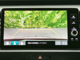 後方の映像に目安線が表示され、駐車時に車両後方の状況を確認する際に役立ちます。画面下には表示切り替えの項目もあり、画面上で必要な情報を見分けやすい仕様です。