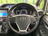 【純正革巻きステアリング】上質な革を使用することで、手にしっかり馴染みとても運転しやすいハンドルです♪