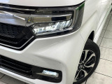 【LEDヘッドライト】悪天候や夜間走行時も良好な視界を確保し安心して運転できる高輝度LEDヘッドライトを装備!点灯速度が早く、消費電力も抑えられています。
