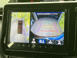 車両周辺を複数の視点から確認できるモニターを装備。駐車時など、周囲の状況を把握したい場面で役立ちます。画面表示を確認しながら操作できて安心です。
