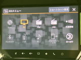 ディスクやラジオに加え、Bluetooth、USBなどの選択肢が画面に表示されています。使いたい音源を一覧から確認しやすく、通勤やお出かけの際にも便利に活用できます。