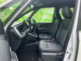 運転席まわりは視界が広く、前方や側方を確認しやすいレイアウトです。シートはゆったりとした座面で、助手席側にも余裕を確保。落ち着いた色合いの室内で、毎日の移動を快適に楽しめます。