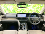 運転席から前方を見渡しやすく、左右席の間には操作部がまとまっています。明るい色調のシートが室内に開放感を添え、乗り込む方をすっきり迎えます。