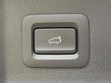 【パワーバックドア】スマートキーや運転席のボタンを押すだけでリアゲートが自動で開閉します!荷物を持っている時や、高い位置にあるバックドアを閉める際に便利な機能です♪
